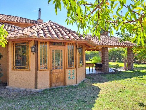 Hermosa Casa Provenzal, Con Lindo Jardín. Chicureo Poniente.