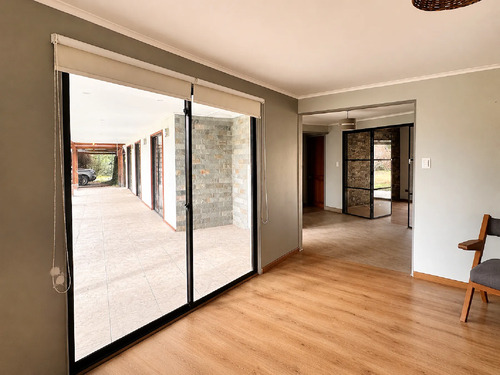 Parcela Con Casa, Piscina/ Quincho, Frente A Parque Y Laguna