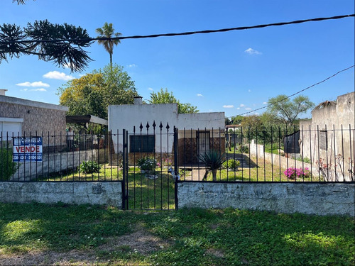 Casa De 2 Dormitorios Con Amplio Terreno En Venta.
