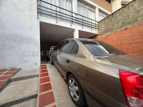Estupendo Apartamento 24-24654 Ubicado En Una Bella Casa De 3 Pisos, Con Amplia Distribución En Las Palmas