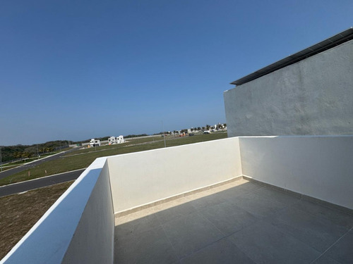 Casa En Venta En Lomas De La Rioja Con Alberca, Roof Garden, 3 Recámaras Y Un Estudio Que Puede Ser 4ta. Recámara, Riviera Veracruzana