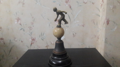 Antiguo Adorno De Mármol Y Bronce Trofeo Jugador De Bochas