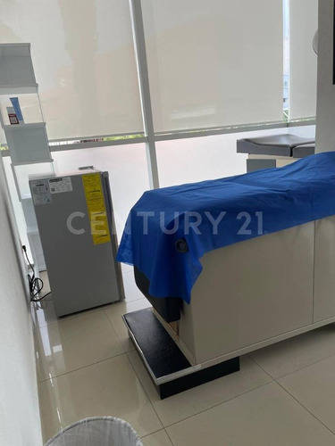 Venta De Consultorio De 4 Espacios, Excelente Ubicación Y Seguridad