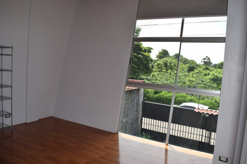 Imagen 17 de 20 de Casa Muy Iluminada, Con Zona Verde, A 500 Mts De La Vigui En Santo Domingo Hdia