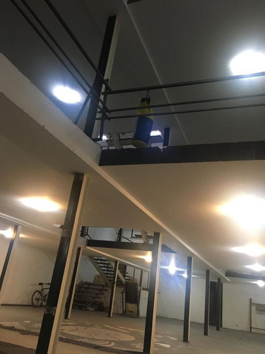 Imagen 3 de 7 de Depósito/galpón De 1029 Mtrs En Av. Castro Barros Al 300