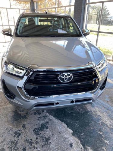 Imagen 2 de 12 de Toyota Hilux 2022 2.8 Cd Srv 177cv 4x2