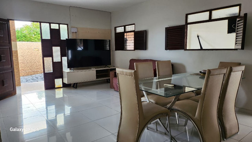 Casa Gradeada Com 5 Quartos (1 Suíte), Bem Localizada E Bem Ventilada. Reformada.