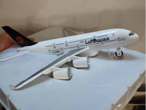 Avion Lufthansa Metal Nuevo En Caja Colección 17cm
