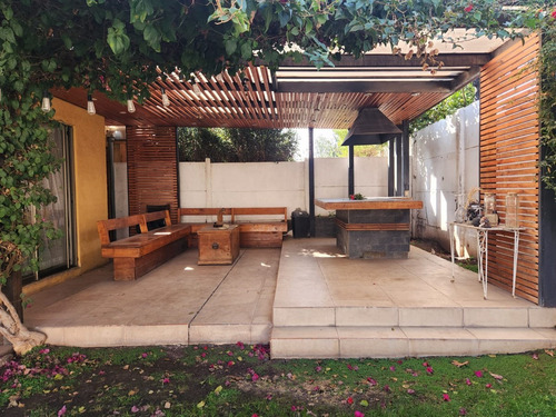 Casa En Venta De 3 Dorm. + Servicio En Colina