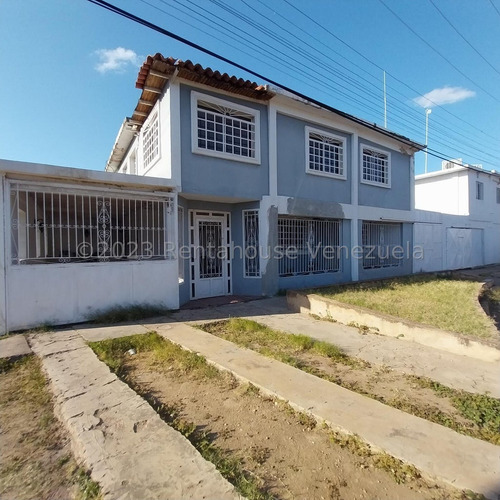 En Venta Maravillosa Casa De Dos Niveles En Coro