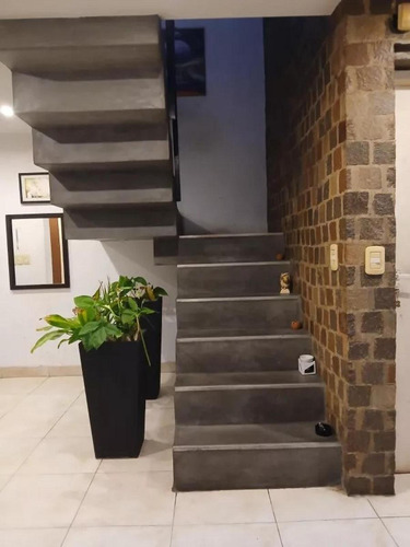 Casa En Venta - 4 Dormitorios 3 Baños - 461mts2 - El Palomar