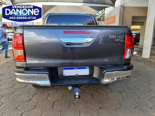 Imagem 3 de 12 de Toyota Hilux 2.7 Srv 4x2 Cd 16v Flex 4p Automático