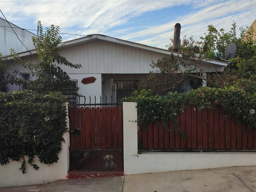 Vende Casa De 3 Dormitorios Y 1 Baño En Llolleo.