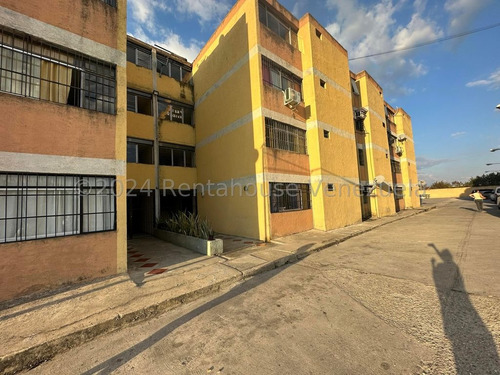 Lindo Y Comodo Apartamento En Resd Roraima, Listo Para Ser Habitado Con Cocina En Mamposteria , Baño Remodelado, Agua De Pozo