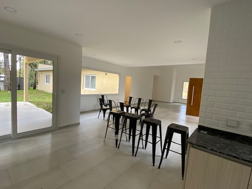 Casa En Venta En Carilo