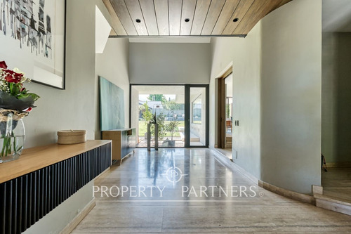 Espectacular Casa Con Precioso Quincho En Excelent...