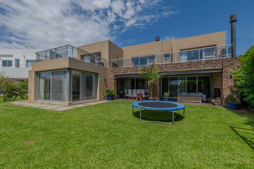 Casa A La Laguna Con 5 Dormitorios En Venta Y/o Alquiler En Los Castores.