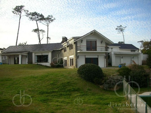 Imagen 3 de 19 de En Primera Línea, Mansión Clásica De 7 Dormitorios Con Gran Parque, Piscina Y Muy Linda Vista Al Mar.- Ref: 495