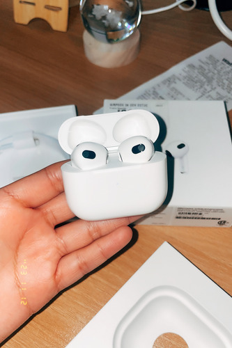 Apple AirPods 3ra Generación Con Caja De Carga Blanco (Usado)
