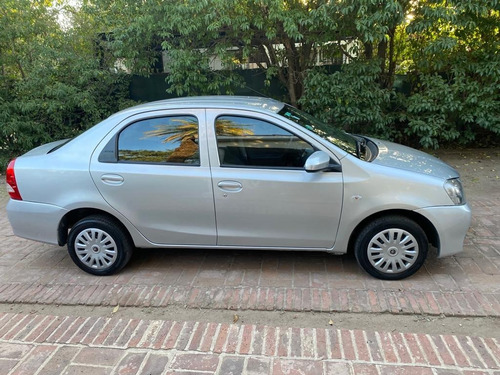 Imagen 2 de 10 de Toyota Etios 1.5 4p C/gnc