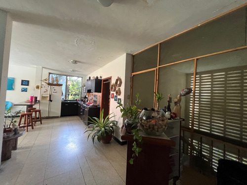Se Vende Casa Con Gran Potencial En Los Palos Grandes.