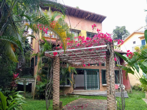Casa En Venta En El Hatillo  550m² 3h+s3b+s3p 