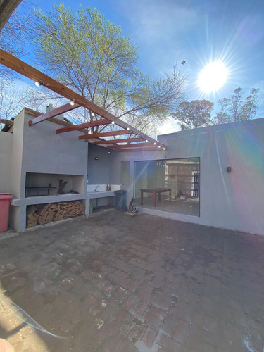 Casa En Venta - 1 Dormitorio 3 Baños - 960mts2 - Florencio Varela, Bosques