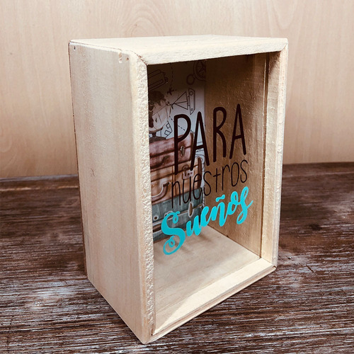 Alcancia Pequeña En Madera Con Vidrio Y Diseño En Vinilo