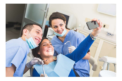 Vinilo 80x120cm Odontologia Equipo Feliz Selfie Doctor