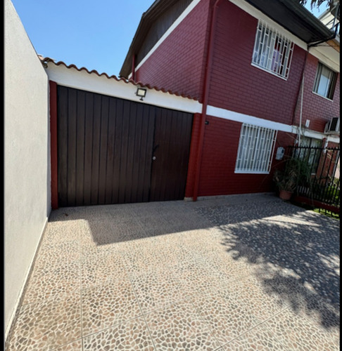 Casa Amoblada De 2 Pisos Con Patio Y Estacionamiento