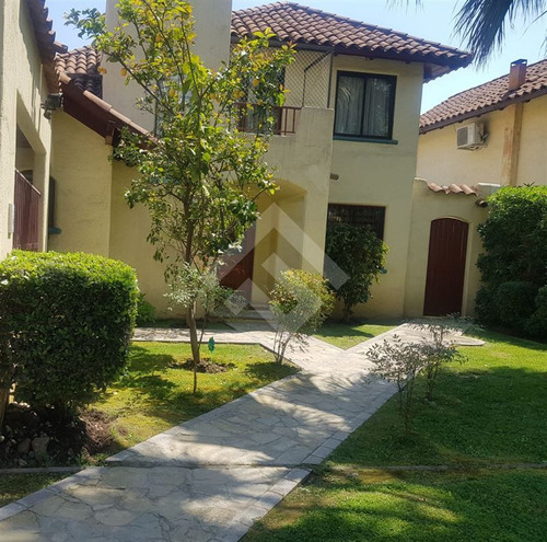 Casa En Venta De 3 Dorm. En Peñalolén