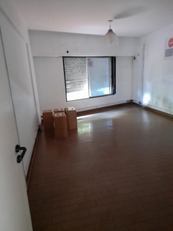 Imagen 2 de 12 de Excelente Piso Con Oficinas En Bernal Centro, Inmejorable Ubicación