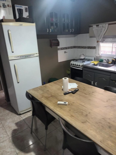 Departamento De Dos Ambientes En Primer Piso Por Escalera.
