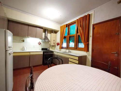Casa En Venta - 4 Dormitorios 2 Baños - Cochera - 246mts2 - Villa Real