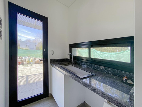 Imagen 9 de 30 de Casa De 3 Dormitorios En Los Pasos Del Jockey