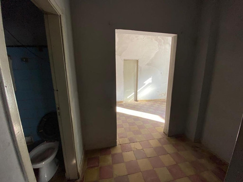 Imagen 9 de 20 de Casa A Reciclar - 3 Ambientes Con Local - Merlo
