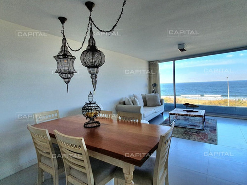 Imagen 3 de 19 de Venta Departamento Primera Línea Dos Dormitorios Y Dependencia De Servicio En Playa Mansa Punta Del Este - Punta Del Este Mansa
