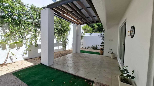 Renta Casa Con Piscina En Privada, Montes De Ame Merida