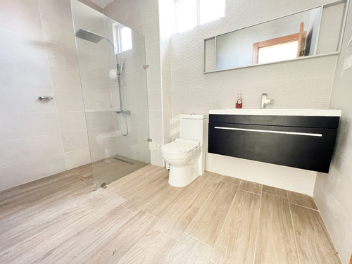 Elegante Casa Con Piscina En Proyecto Cerrado