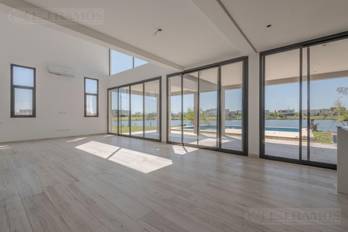 Casa Al Lago En Venta En El Barrio Acacias, Puertos / Escobar