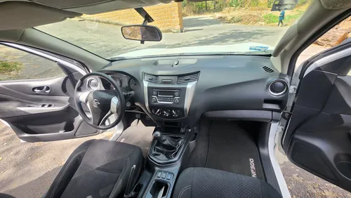 Nissan NP300 2.4 Doble Cabina Se Aa Pack Seg Mt