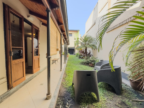Casa Ecléctica En Zona Céntrica: Estilo, Confort Y Seguridad Para Tu Familia