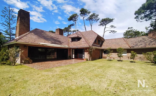 Hermosa Mansión En Golf De 6 Dormitorios , Punta Del Este