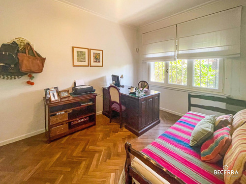 Imponente Chalet De Estilo Clásico En Parque Johnston - Venta En Hurlingham