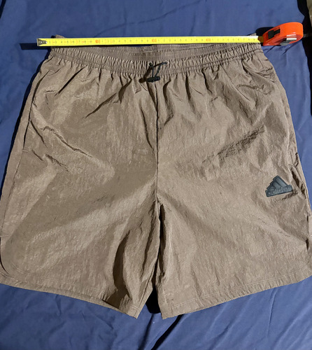 Pantalón Corto Adidas City Escape Woven. (Usado)