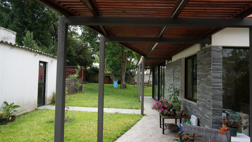 Dueña Vende: Amplio Chalet De Tejas Reformado En 2017. Ideal Para Vivir En El Verde Y Disfrutar En Casa.