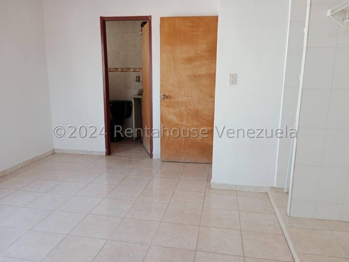 Townhouse En Turmero Hermoso Frente De Piedras Decorativas, Amplia Sala Comedor 24-28979 Irrr