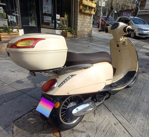Imagen 4 de 9 de Scooter Beta Tempo 150 Baul Y Soporte Parabrisas
