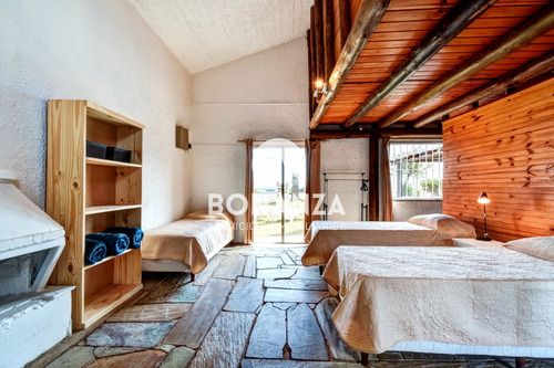 Piriápolis. Casa En Alquiler. Frente A La Playa Y Rambla. Wifi, Directv, Alarma. Mascotas Bienvenidas.