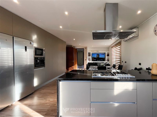 Casa En Venta De 5 Dorm. En Colina